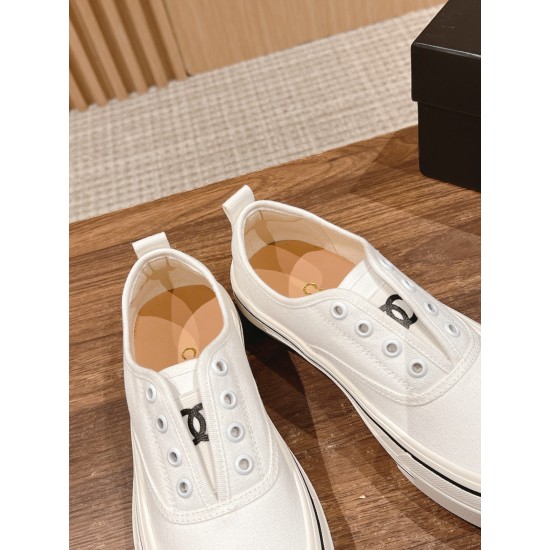 CHANEL Sneakers