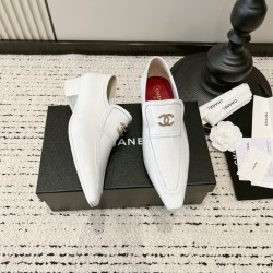 CHANEL Pumps and Slingbacks