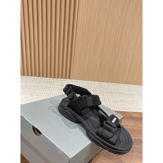  Balenciaga Slippers