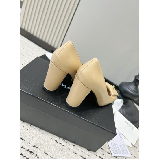 CHANEL Pumps and Slingbacks