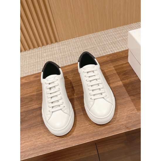 GIVENCHY Sneakers