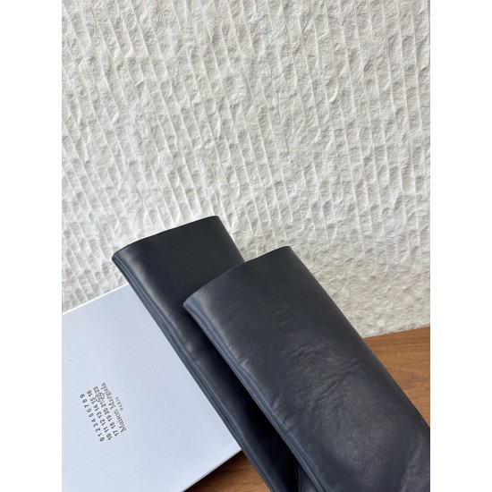 530G279  Maison Margiela 玛吉拉 25ss秋冬新款 直筒 长靴不过膝 MM6家tabi分趾鞋靴 原版开模双层真皮鞋底 原版套楦鞋型很大方 搭配各种风格都轻松驾驭 小短腿的福音 上身瞬间秒变大长腿 上脚不被常规所拘束，随心所欲做自己～上脚炒鸡柔软舒适▪️鞋面：采用原版进口牛皮▪️内里垫脚：羊皮▪️大底：原版定制意大利双层真皮大底▪️Size：35-39（40.41定制不退不换）