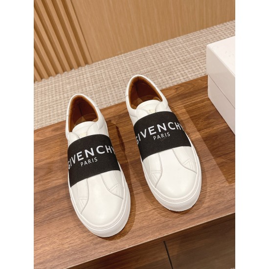 GIVENCHY Sneakers