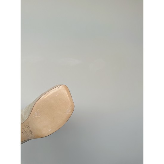 440Maison Margiela 24ss 玛吉拉麂皮宽筒直筒长靴 细高跟高筒靴分趾tabi靴原版开模双层真皮鞋底 原版套楦鞋型很大方 搭配各种风格都️轻松驾驭 小短腿的福音 上身瞬间秒变大长腿 ✔️上脚不被常规所拘束，随心所欲做自己～上脚炒鸡柔软舒适▪️鞋面：进口原版真皮▪️内里：原版真皮▪️大底：原版意大利双层真皮底跟▪️Size：35-39（40定制不退不换）