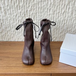 420G321  Maison Margiela 马吉拉 25ss秋冬新款 分趾绑带宽松 高跟靴MM6家tabi分趾 秋冬新品最高版本买手代购完美分趾tabi靴原版开模双层真底 原版套楦鞋型很大方 搭配各种风格都可以轻松驾驭 小短腿的福音 上身瞬间秒变大长腿 上脚不被常规所拘束，随心所欲做自己 上脚炒鸡柔软舒适▪鞋面：采用原版进口牛皮▪内里垫脚：羊皮▪跟高：7 5cm▪大底：原版定制意大利真皮大底▪Size：35-39（40 定制不退换）