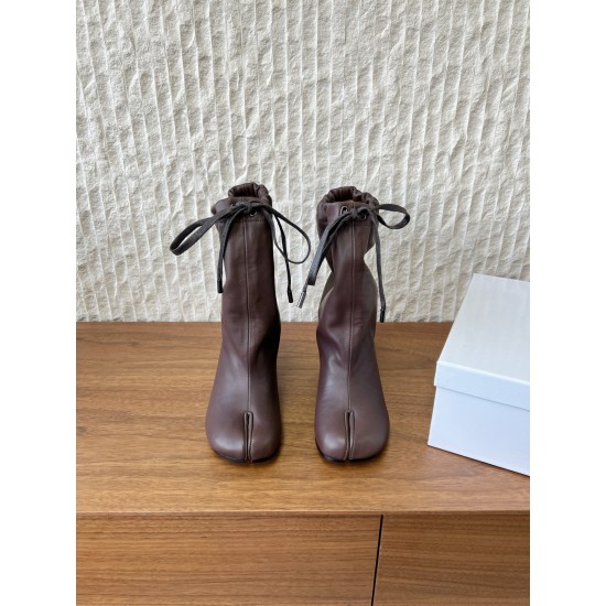 420G321  Maison Margiela 马吉拉 25ss秋冬新款 分趾绑带宽松 高跟靴MM6家tabi分趾 秋冬新品最高版本买手代购完美分趾tabi靴原版开模双层真底 原版套楦鞋型很大方 搭配各种风格都可以轻松驾驭 小短腿的福音 上身瞬间秒变大长腿 上脚不被常规所拘束，随心所欲做自己 上脚炒鸡柔软舒适▪鞋面：采用原版进口牛皮▪内里垫脚：羊皮▪跟高：7 5cm▪大底：原版定制意大利真皮大底▪Size：35-39（40 定制不退换）