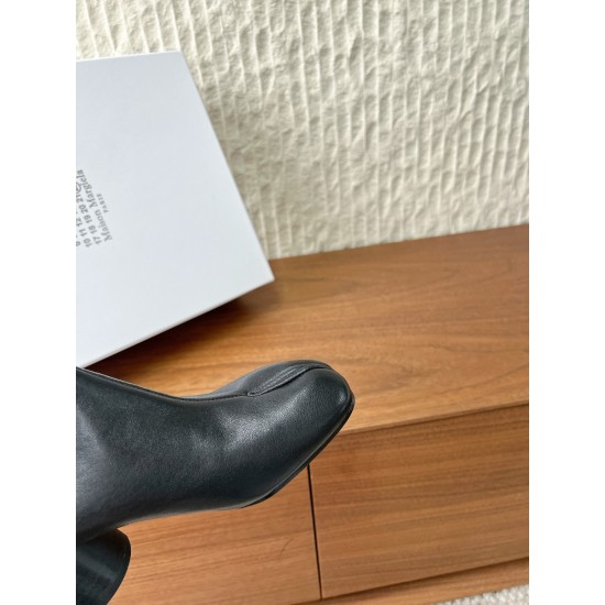 340G279  MaisonMargiela 马吉拉 25ss秋冬新款 分趾系列 高跟 分趾靴原版套楦鞋型很经典，不管是价格还是品质通通秒杀市场……告别臃肿，专为当代独立、气质都市女性打造高级鞋履 对是小众的佼佼者，百搭王，小众没有那么烂大街，穿上太有气质了▪鞋面：采用原版进口原版羊皮/爆裂纹牛皮 ▪内里垫脚：苯染牛皮 ▪大底：原版定制双层真皮大底▪Size：35-39（40定做不退换）