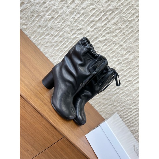420G321  Maison Margiela 马吉拉 25ss秋冬新款 分趾绑带宽松 高跟靴MM6家tabi分趾 秋冬新品最高版本买手代购完美分趾tabi靴原版开模双层真底 原版套楦鞋型很大方 搭配各种风格都可以轻松驾驭 小短腿的福音 上身瞬间秒变大长腿 上脚不被常规所拘束，随心所欲做自己 上脚炒鸡柔软舒适▪鞋面：采用原版进口牛皮▪内里垫脚：羊皮▪跟高：7 5cm▪大底：原版定制意大利真皮大底▪Size：35-39（40 定制不退换）