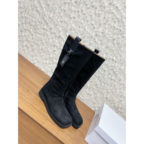350G279 MaisonMargiela 马吉拉 25ss 秋冬新款 分趾高筒靴火爆来袭！太香了‼️靓丽多彩少女感扑面而来！不容错过的时尚单品  简单又有格调的美 跑量扛把子 必入单品 时尚减龄神器 随性率真的感脚简单高级的设计 融入MM6独有的标志同时满足日常 休闲渡假 百搭 真心巴适意大利真皮大底 分体设计 原版一致材料 对标原单 请认准咱家高货▪鞋面：牛京▪内里：牛皮▪大底：原版进口发泡大底▪Size：35-39（40定做不退换）