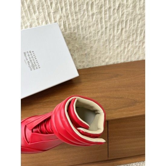 360（男码+10）G295 Maison Margiela 马吉拉 25ss秋冬新款马吉拉Future Sneaker复古 高帮 休闲鞋MM6作为这两年最受欢迎的鬼才设计师品牌设计简单、奢华的质感让你爱不释手  不想满大街撞款的可以看看这个品牌，比较小众却又是那么好搭配ins、小红书随处可见这个品牌的身影 ▪鞋面：采用原版进口牛皮▪内里垫脚：丝绸羊皮▪大底：原版定制防滑橡胶大底▪码数：35-44（女码40，男码45.46.47.48定做不退换）