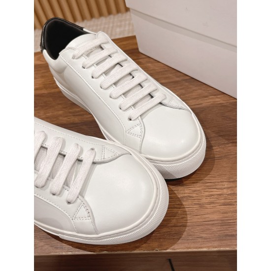GIVENCHY Sneakers