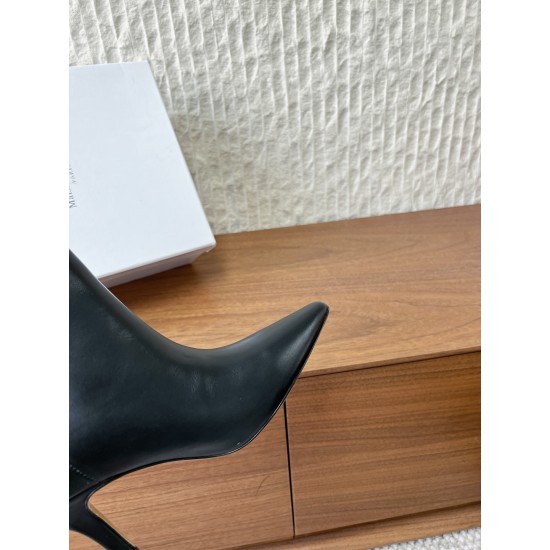 360G279  Maison Margiela 马吉拉 25ss秋冬新款 高跟 短靴简易百搭尖头靴子，北欧小众风情～简约的设计  独特头型设计 让脚丫子变的更加自由自在！想怎么走，就怎么走 ……无约束！套筒设计简单的流畅线条修饰脚型，好穿舒适耐看！▪鞋面：采用原版进口小牛皮▪内里垫脚：水染牛皮▪跟高：7.5cm▪鞋底：原版定制意大利真皮大底▪码数：35-40（40订做不退换）