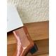 370G321  Maison Margiela 马吉拉 25ss秋冬新款 tabi分趾 切尔西 短靴当哥特式建筑的凌厉线条邂逅东方余韵 这款短靴以先锋姿态重构经典让传承与颠覆在靴履间共生。侧边弹力布与后部标志性形成视觉反差低调展露手工痕迹与品牌身份 。搭配廓形大衣与直筒裤 就是街头风配针织裙与袜套 就是前卫的碰撞。每一步都踏在舒适与格调的平衡点上让Tabi的反叛精神融入秋冬日常▪鞋面：采用原版进口小牛皮▪内里踮脚：牛皮▪鞋底：原版定制意大利进口真皮大底▪size：35-39（4041.定制不退换）
