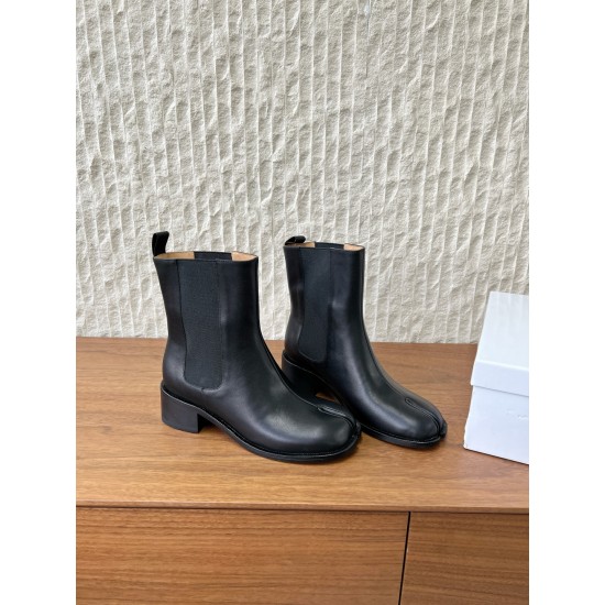 370G321  Maison Margiela 马吉拉 25ss秋冬新款 tabi分趾 切尔西 短靴当哥特式建筑的凌厉线条邂逅东方余韵 这款短靴以先锋姿态重构经典让传承与颠覆在靴履间共生。侧边弹力布与后部标志性形成视觉反差低调展露手工痕迹与品牌身份 。搭配廓形大衣与直筒裤 就是街头风配针织裙与袜套 就是前卫的碰撞。每一步都踏在舒适与格调的平衡点上让Tabi的反叛精神融入秋冬日常▪鞋面：采用原版进口小牛皮▪内里踮脚：牛皮▪鞋底：原版定制意大利进口真皮大底▪size：35-39（4041.定制不退换）