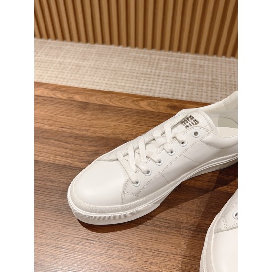 GIVENCHY Sneakers