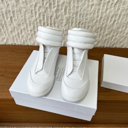 360（男码+10）G295 Maison Margiela 马吉拉 25ss秋冬新款马吉拉Future Sneaker复古 高帮 休闲鞋MM6作为这两年最受欢迎的鬼才设计师品牌设计简单、奢华的质感让你爱不释手  不想满大街撞款的可以看看这个品牌，比较小众却又是那么好搭配ins、小红书随处可见这个品牌的身影 ▪鞋面：采用原版进口牛皮▪内里垫脚：丝绸羊皮▪大底：原版定制防滑橡胶大底▪码数：35-44（女码40，男码45.46.47.48定做不退换）