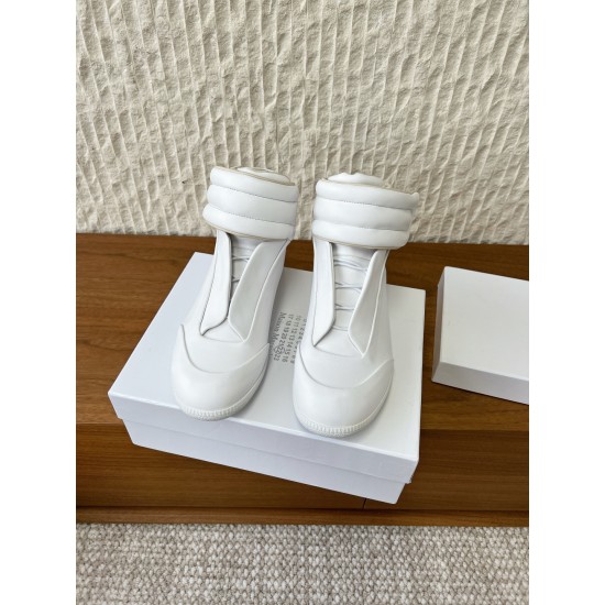 360（男码+10）G295 Maison Margiela 马吉拉 25ss秋冬新款马吉拉Future Sneaker复古 高帮 休闲鞋MM6作为这两年最受欢迎的鬼才设计师品牌设计简单、奢华的质感让你爱不释手  不想满大街撞款的可以看看这个品牌，比较小众却又是那么好搭配ins、小红书随处可见这个品牌的身影 ▪鞋面：采用原版进口牛皮▪内里垫脚：丝绸羊皮▪大底：原版定制防滑橡胶大底▪码数：35-44（女码40，男码45.46.47.48定做不退换）