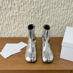 3cm 380G062  MaisonMargiela 马吉拉 25ss秋冬新款 分趾系列 高跟 分趾靴原版套楦鞋型很经典，不管是价格还是品质通通秒杀市场……告别臃肿，专为当代独立、气质都市女性打造高级鞋履 对是小众的佼佼者，百搭王，小众没有那么烂大街，穿上太有气质了▪鞋面：采用原版进口爆裂纹牛皮 ▪内里垫脚：苯染牛皮 ▪大底：原版定制意大利双层真皮大底▪Size：35-39（40.41定做不退换）