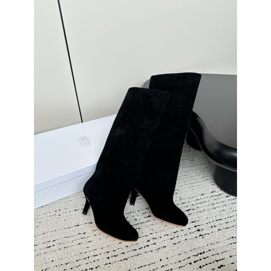 440Maison Margiela 24ss 玛吉拉麂皮宽筒直筒长靴 细高跟高筒靴分趾tabi靴原版开模双层真皮鞋底 原版套楦鞋型很大方 搭配各种风格都️轻松驾驭 小短腿的福音 上身瞬间秒变大长腿 ✔️上脚不被常规所拘束，随心所欲做自己～上脚炒鸡柔软舒适▪️鞋面：进口原版真皮▪️内里：原版真皮▪️大底：原版意大利双层真皮底跟▪️Size：35-39（40定制不退不换）