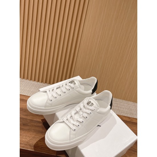 GIVENCHY Sneakers
