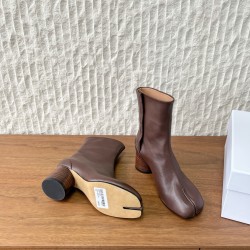 340G279  MaisonMargiela 马吉拉 25ss秋冬新款 分趾系列 高跟 分趾靴原版套楦鞋型很经典，不管是价格还是品质通通秒杀市场……告别臃肿，专为当代独立、气质都市女性打造高级鞋履 对是小众的佼佼者，百搭王，小众没有那么烂大街，穿上太有气质了▪鞋面：采用原版进口原版羊皮/爆裂纹牛皮 ▪内里垫脚：苯染牛皮 ▪大底：原版定制双层真皮大底▪Size：35-39（40定做不退换）