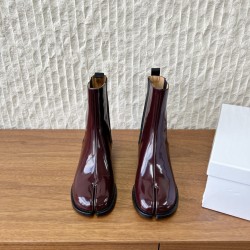 370G321  Maison Margiela 马吉拉 25ss秋冬新款 tabi分趾 切尔西 短靴当哥特式建筑的凌厉线条邂逅东方余韵 这款短靴以先锋姿态重构经典让传承与颠覆在靴履间共生。侧边弹力布与后部标志性形成视觉反差低调展露手工痕迹与品牌身份 。搭配廓形大衣与直筒裤 就是街头风配针织裙与袜套 就是前卫的碰撞。每一步都踏在舒适与格调的平衡点上让Tabi的反叛精神融入秋冬日常▪鞋面：采用原版进口小牛皮▪内里踮脚：牛皮▪鞋底：原版定制意大利进口真皮大底▪size：35-39（4041.定制不退换）