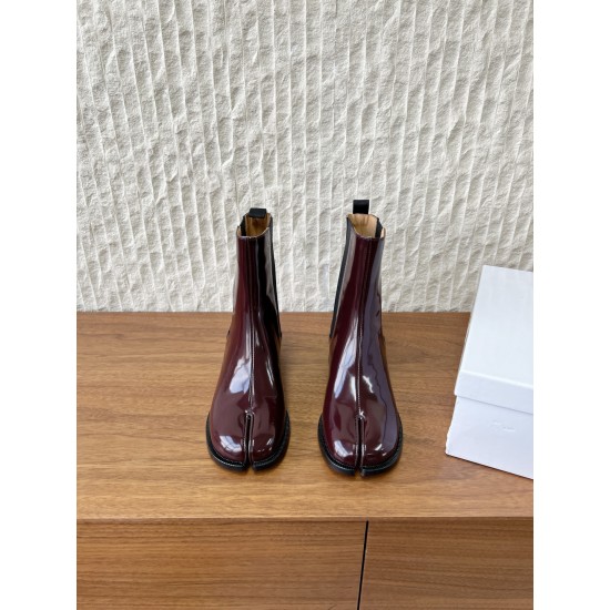 370G321  Maison Margiela 马吉拉 25ss秋冬新款 tabi分趾 切尔西 短靴当哥特式建筑的凌厉线条邂逅东方余韵 这款短靴以先锋姿态重构经典让传承与颠覆在靴履间共生。侧边弹力布与后部标志性形成视觉反差低调展露手工痕迹与品牌身份 。搭配廓形大衣与直筒裤 就是街头风配针织裙与袜套 就是前卫的碰撞。每一步都踏在舒适与格调的平衡点上让Tabi的反叛精神融入秋冬日常▪鞋面：采用原版进口小牛皮▪内里踮脚：牛皮▪鞋底：原版定制意大利进口真皮大底▪size：35-39（4041.定制不退换）