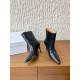 360G279  Maison Margiela 马吉拉 25ss秋冬新款 高跟 短靴简易百搭尖头靴子，北欧小众风情～简约的设计  独特头型设计 让脚丫子变的更加自由自在！想怎么走，就怎么走 ……无约束！套筒设计简单的流畅线条修饰脚型，好穿舒适耐看！▪鞋面：采用原版进口小牛皮▪内里垫脚：水染牛皮▪跟高：7.5cm▪鞋底：原版定制意大利真皮大底▪码数：35-40（40订做不退换）