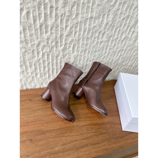 340G279  MaisonMargiela 马吉拉 25ss秋冬新款 分趾系列 高跟 分趾靴原版套楦鞋型很经典，不管是价格还是品质通通秒杀市场……告别臃肿，专为当代独立、气质都市女性打造高级鞋履 对是小众的佼佼者，百搭王，小众没有那么烂大街，穿上太有气质了▪鞋面：采用原版进口原版羊皮/爆裂纹牛皮 ▪内里垫脚：苯染牛皮 ▪大底：原版定制双层真皮大底▪Size：35-39（40定做不退换）