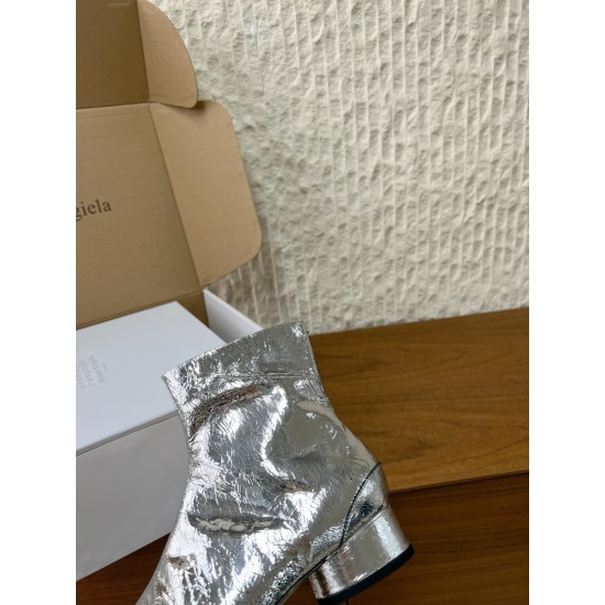 3cm 380G062  MaisonMargiela 马吉拉 25ss秋冬新款 分趾系列 高跟 分趾靴原版套楦鞋型很经典，不管是价格还是品质通通秒杀市场……告别臃肿，专为当代独立、气质都市女性打造高级鞋履 对是小众的佼佼者，百搭王，小众没有那么烂大街，穿上太有气质了▪鞋面：采用原版进口爆裂纹牛皮 ▪内里垫脚：苯染牛皮 ▪大底：原版定制意大利双层真皮大底▪Size：35-39（40.41定做不退换）