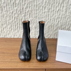 340G279  MaisonMargiela 马吉拉 25ss秋冬新款 分趾系列 高跟 分趾靴原版套楦鞋型很经典，不管是价格还是品质通通秒杀市场……告别臃肿，专为当代独立、气质都市女性打造高级鞋履 对是小众的佼佼者，百搭王，小众没有那么烂大街，穿上太有气质了▪鞋面：采用原版进口原版羊皮/爆裂纹牛皮 ▪内里垫脚：苯染牛皮 ▪大底：原版定制双层真皮大底▪Size：35-39（40定做不退换）