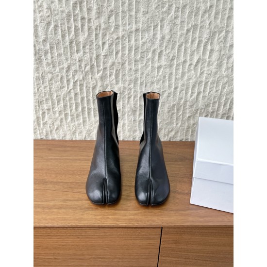 340G279  MaisonMargiela 马吉拉 25ss秋冬新款 分趾系列 高跟 分趾靴原版套楦鞋型很经典，不管是价格还是品质通通秒杀市场……告别臃肿，专为当代独立、气质都市女性打造高级鞋履 对是小众的佼佼者，百搭王，小众没有那么烂大街，穿上太有气质了▪鞋面：采用原版进口原版羊皮/爆裂纹牛皮 ▪内里垫脚：苯染牛皮 ▪大底：原版定制双层真皮大底▪Size：35-39（40定做不退换）