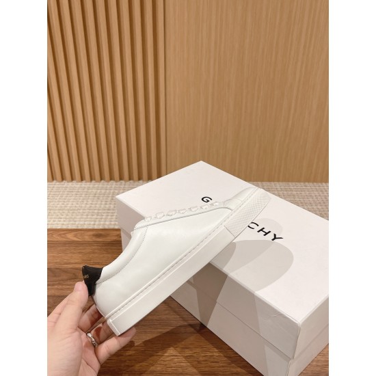 GIVENCHY Sneakers
