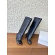 530G279  Maison Margiela 玛吉拉 25ss秋冬新款 直筒 长靴不过膝 MM6家tabi分趾鞋靴 原版开模双层真皮鞋底 原版套楦鞋型很大方 搭配各种风格都轻松驾驭 小短腿的福音 上身瞬间秒变大长腿 上脚不被常规所拘束，随心所欲做自己～上脚炒鸡柔软舒适▪️鞋面：采用原版进口牛皮▪️内里垫脚：羊皮▪️大底：原版定制意大利双层真皮大底▪️Size：35-39（40.41定制不退不换）