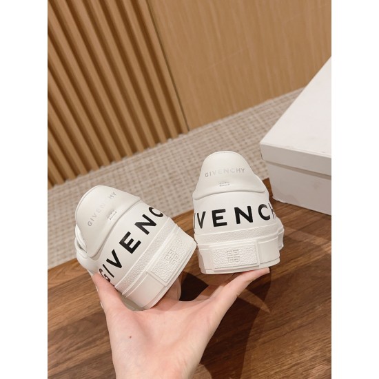 GIVENCHY Sneakers