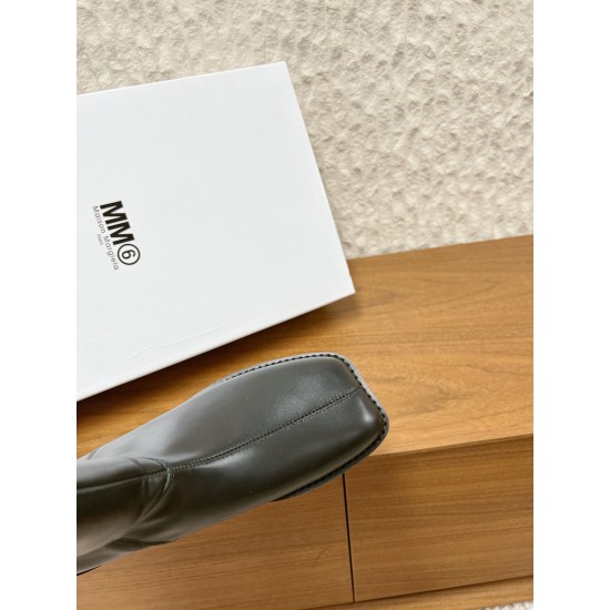 380G279 MaisonMargiela 马吉拉 25ss 秋冬新款 分趾高筒靴火爆来袭！太香了‼️靓丽多彩少女感扑面而来！不容错过的时尚单品  简单又有格调的美 跑量扛把子 必入单品 时尚减龄神器 随性率真的感脚简单高级的设计 融入MM6独有的标志同时满足日常 休闲渡假 百搭 真心巴适意大利真皮大底 分体设计 原版一致材料 对标原单 请认准咱家高货▪鞋面：牛皮▪内里：牛皮▪大底：原版进口发泡大底▪Size：35-39（40定做不退换）