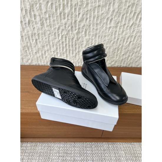 360（男码+10）G295 Maison Margiela 马吉拉 25ss秋冬新款马吉拉Future Sneaker复古 高帮 休闲鞋MM6作为这两年最受欢迎的鬼才设计师品牌设计简单、奢华的质感让你爱不释手  不想满大街撞款的可以看看这个品牌，比较小众却又是那么好搭配ins、小红书随处可见这个品牌的身影 ▪鞋面：采用原版进口牛皮▪内里垫脚：丝绸羊皮▪大底：原版定制防滑橡胶大底▪码数：35-44（女码40，男码45.46.47.48定做不退换）
