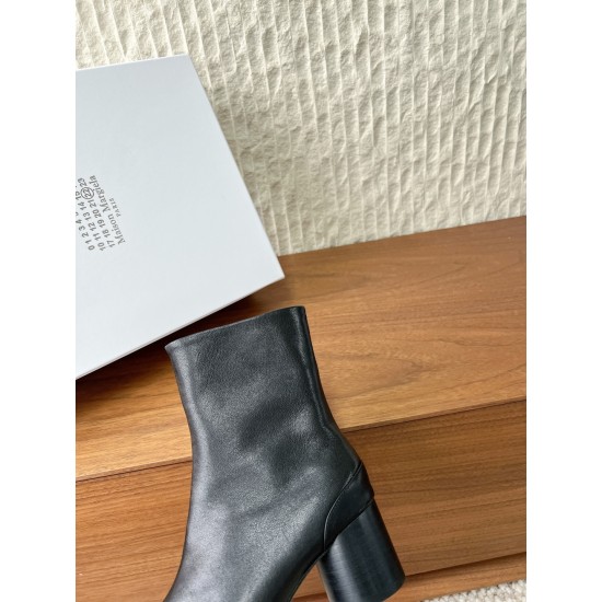 340G279  MaisonMargiela 马吉拉 25ss秋冬新款 分趾系列 高跟 分趾靴原版套楦鞋型很经典，不管是价格还是品质通通秒杀市场……告别臃肿，专为当代独立、气质都市女性打造高级鞋履 对是小众的佼佼者，百搭王，小众没有那么烂大街，穿上太有气质了▪鞋面：采用原版进口原版羊皮/爆裂纹牛皮 ▪内里垫脚：苯染牛皮 ▪大底：原版定制双层真皮大底▪Size：35-39（40定做不退换）