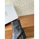 340G279  MaisonMargiela 马吉拉 25ss秋冬新款 分趾系列 高跟 分趾靴原版套楦鞋型很经典，不管是价格还是品质通通秒杀市场……告别臃肿，专为当代独立、气质都市女性打造高级鞋履 对是小众的佼佼者，百搭王，小众没有那么烂大街，穿上太有气质了▪鞋面：采用原版进口原版羊皮/爆裂纹牛皮 ▪内里垫脚：苯染牛皮 ▪大底：原版定制双层真皮大底▪Size：35-39（40定做不退换）