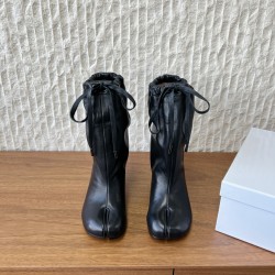 420G321  Maison Margiela 马吉拉 25ss秋冬新款 分趾绑带宽松 高跟靴MM6家tabi分趾 秋冬新品最高版本买手代购完美分趾tabi靴原版开模双层真底 原版套楦鞋型很大方 搭配各种风格都可以轻松驾驭 小短腿的福音 上身瞬间秒变大长腿 上脚不被常规所拘束，随心所欲做自己 上脚炒鸡柔软舒适▪鞋面：采用原版进口牛皮▪内里垫脚：羊皮▪跟高：7 5cm▪大底：原版定制意大利真皮大底▪Size：35-39（40 定制不退换）