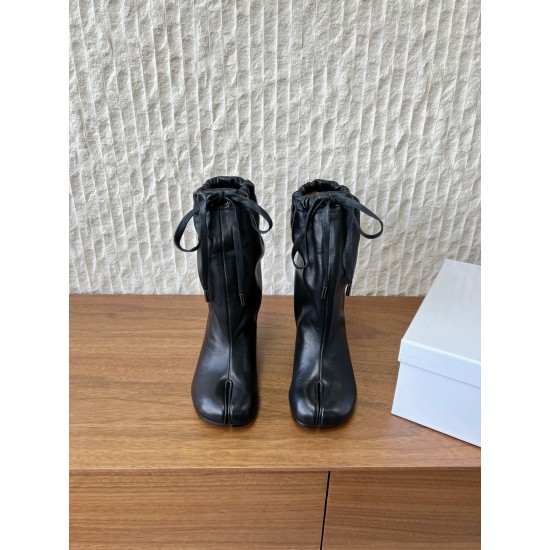 420G321  Maison Margiela 马吉拉 25ss秋冬新款 分趾绑带宽松 高跟靴MM6家tabi分趾 秋冬新品最高版本买手代购完美分趾tabi靴原版开模双层真底 原版套楦鞋型很大方 搭配各种风格都可以轻松驾驭 小短腿的福音 上身瞬间秒变大长腿 上脚不被常规所拘束，随心所欲做自己 上脚炒鸡柔软舒适▪鞋面：采用原版进口牛皮▪内里垫脚：羊皮▪跟高：7 5cm▪大底：原版定制意大利真皮大底▪Size：35-39（40 定制不退换）