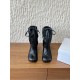 420G321  Maison Margiela 马吉拉 25ss秋冬新款 分趾绑带宽松 高跟靴MM6家tabi分趾 秋冬新品最高版本买手代购完美分趾tabi靴原版开模双层真底 原版套楦鞋型很大方 搭配各种风格都可以轻松驾驭 小短腿的福音 上身瞬间秒变大长腿 上脚不被常规所拘束，随心所欲做自己 上脚炒鸡柔软舒适▪鞋面：采用原版进口牛皮▪内里垫脚：羊皮▪跟高：7 5cm▪大底：原版定制意大利真皮大底▪Size：35-39（40 定制不退换）