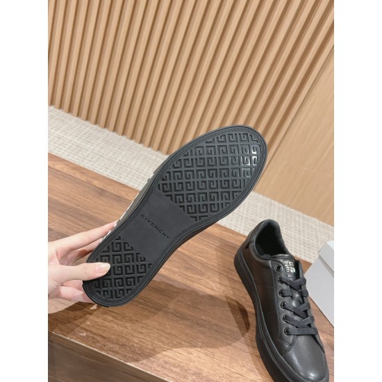 GIVENCHY Sneakers