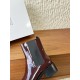 370G321  Maison Margiela 马吉拉 25ss秋冬新款 tabi分趾 切尔西 短靴当哥特式建筑的凌厉线条邂逅东方余韵 这款短靴以先锋姿态重构经典让传承与颠覆在靴履间共生。侧边弹力布与后部标志性形成视觉反差低调展露手工痕迹与品牌身份 。搭配廓形大衣与直筒裤 就是街头风配针织裙与袜套 就是前卫的碰撞。每一步都踏在舒适与格调的平衡点上让Tabi的反叛精神融入秋冬日常▪鞋面：采用原版进口小牛皮▪内里踮脚：牛皮▪鞋底：原版定制意大利进口真皮大底▪size：35-39（4041.定制不退换）