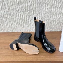 370G321  Maison Margiela 马吉拉 25ss秋冬新款 tabi分趾 切尔西 短靴当哥特式建筑的凌厉线条邂逅东方余韵 这款短靴以先锋姿态重构经典让传承与颠覆在靴履间共生。侧边弹力布与后部标志性形成视觉反差低调展露手工痕迹与品牌身份 。搭配廓形大衣与直筒裤 就是街头风配针织裙与袜套 就是前卫的碰撞。每一步都踏在舒适与格调的平衡点上让Tabi的反叛精神融入秋冬日常▪鞋面：采用原版进口小牛皮▪内里踮脚：牛皮▪鞋底：原版定制意大利进口真皮大底▪size：35-39（4041.定制不退换）