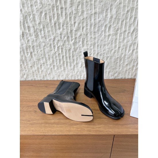370G321  Maison Margiela 马吉拉 25ss秋冬新款 tabi分趾 切尔西 短靴当哥特式建筑的凌厉线条邂逅东方余韵 这款短靴以先锋姿态重构经典让传承与颠覆在靴履间共生。侧边弹力布与后部标志性形成视觉反差低调展露手工痕迹与品牌身份 。搭配廓形大衣与直筒裤 就是街头风配针织裙与袜套 就是前卫的碰撞。每一步都踏在舒适与格调的平衡点上让Tabi的反叛精神融入秋冬日常▪鞋面：采用原版进口小牛皮▪内里踮脚：牛皮▪鞋底：原版定制意大利进口真皮大底▪size：35-39（4041.定制不退换）