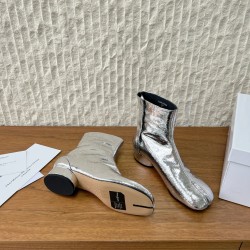 3cm 380G062  MaisonMargiela 马吉拉 25ss秋冬新款 分趾系列 高跟 分趾靴原版套楦鞋型很经典，不管是价格还是品质通通秒杀市场……告别臃肿，专为当代独立、气质都市女性打造高级鞋履 对是小众的佼佼者，百搭王，小众没有那么烂大街，穿上太有气质了▪鞋面：采用原版进口爆裂纹牛皮 ▪内里垫脚：苯染牛皮 ▪大底：原版定制意大利双层真皮大底▪Size：35-39（40.41定做不退换）