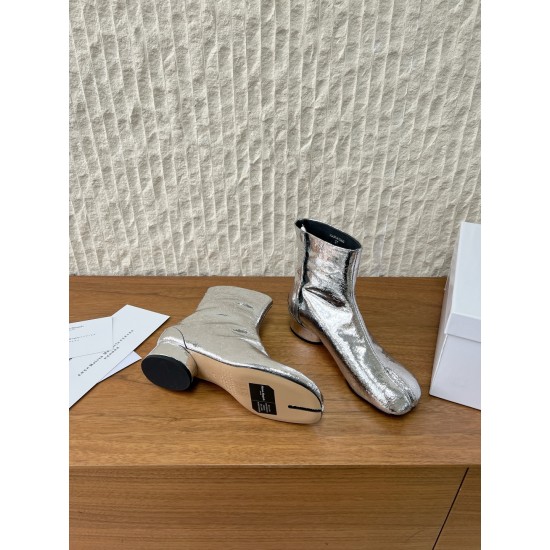 3cm 380G062  MaisonMargiela 马吉拉 25ss秋冬新款 分趾系列 高跟 分趾靴原版套楦鞋型很经典，不管是价格还是品质通通秒杀市场……告别臃肿，专为当代独立、气质都市女性打造高级鞋履 对是小众的佼佼者，百搭王，小众没有那么烂大街，穿上太有气质了▪鞋面：采用原版进口爆裂纹牛皮 ▪内里垫脚：苯染牛皮 ▪大底：原版定制意大利双层真皮大底▪Size：35-39（40.41定做不退换）