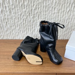 420G321  Maison Margiela 马吉拉 25ss秋冬新款 分趾绑带宽松 高跟靴MM6家tabi分趾 秋冬新品最高版本买手代购完美分趾tabi靴原版开模双层真底 原版套楦鞋型很大方 搭配各种风格都可以轻松驾驭 小短腿的福音 上身瞬间秒变大长腿 上脚不被常规所拘束，随心所欲做自己 上脚炒鸡柔软舒适▪鞋面：采用原版进口牛皮▪内里垫脚：羊皮▪跟高：7 5cm▪大底：原版定制意大利真皮大底▪Size：35-39（40 定制不退换）