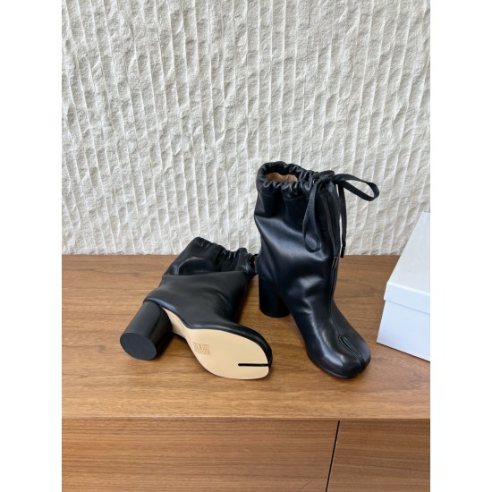 420G321  Maison Margiela 马吉拉 25ss秋冬新款 分趾绑带宽松 高跟靴MM6家tabi分趾 秋冬新品最高版本买手代购完美分趾tabi靴原版开模双层真底 原版套楦鞋型很大方 搭配各种风格都可以轻松驾驭 小短腿的福音 上身瞬间秒变大长腿 上脚不被常规所拘束，随心所欲做自己 上脚炒鸡柔软舒适▪鞋面：采用原版进口牛皮▪内里垫脚：羊皮▪跟高：7 5cm▪大底：原版定制意大利真皮大底▪Size：35-39（40 定制不退换）